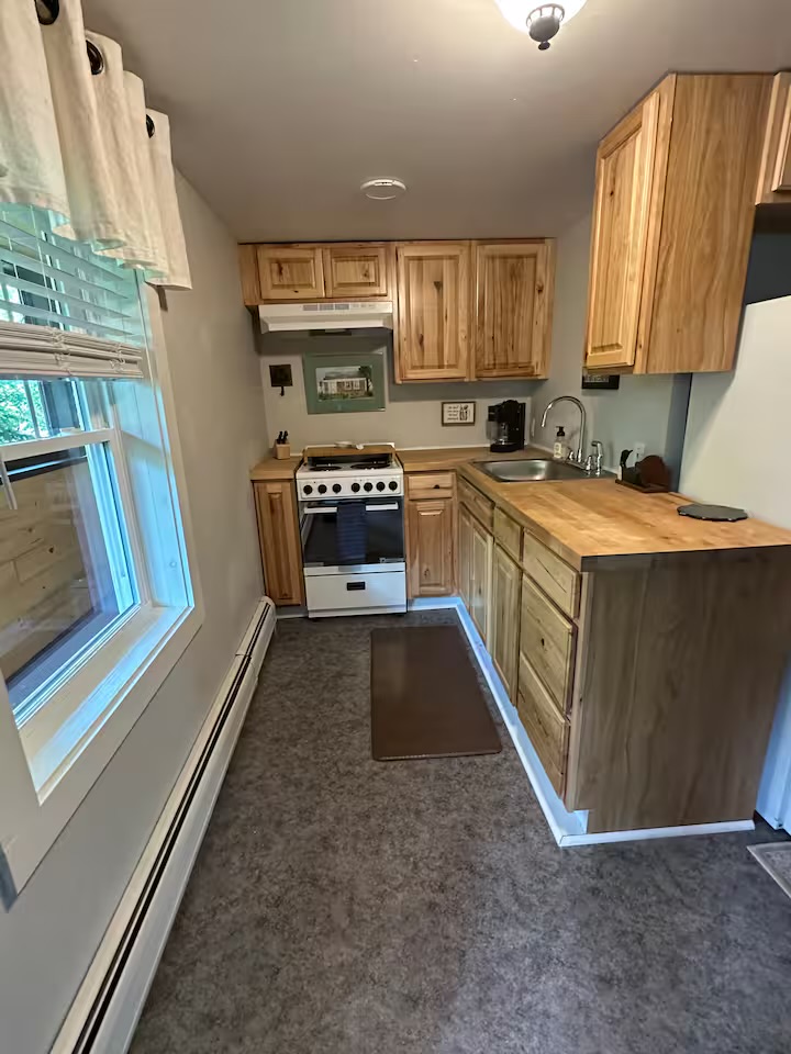 North Main Pines Full kitchen